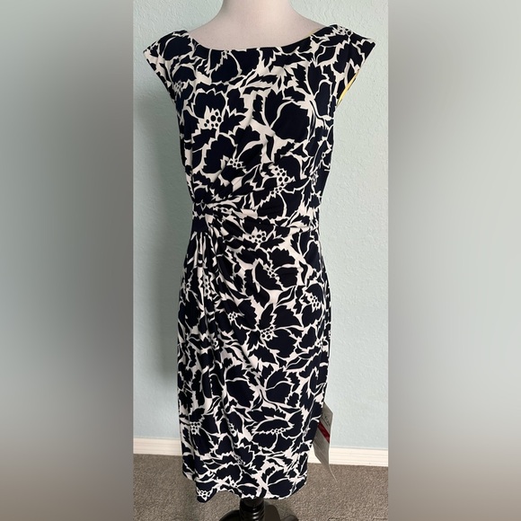 connected apparel Dresses & Skirts - Women’s Sleeveless Dress Nave and White Flowers Size 6